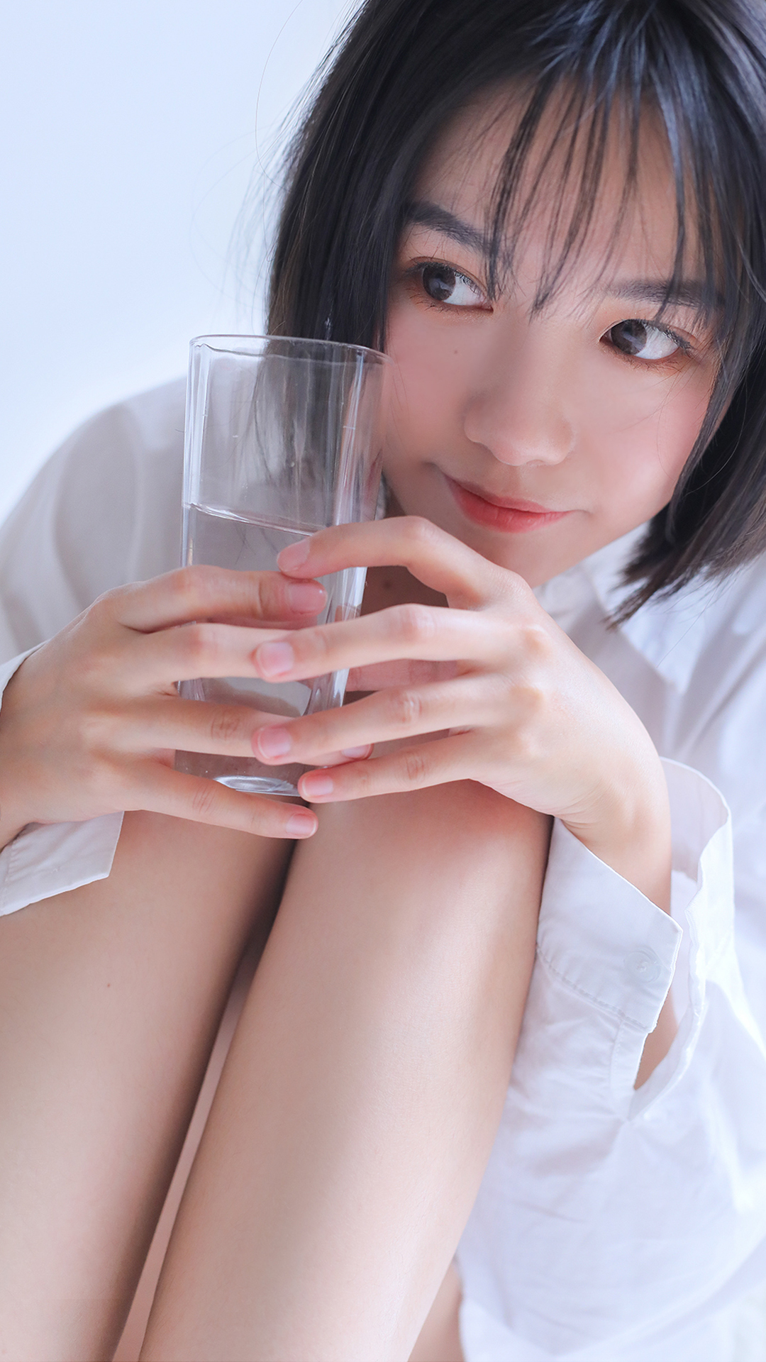 干练白衬衣短发美女