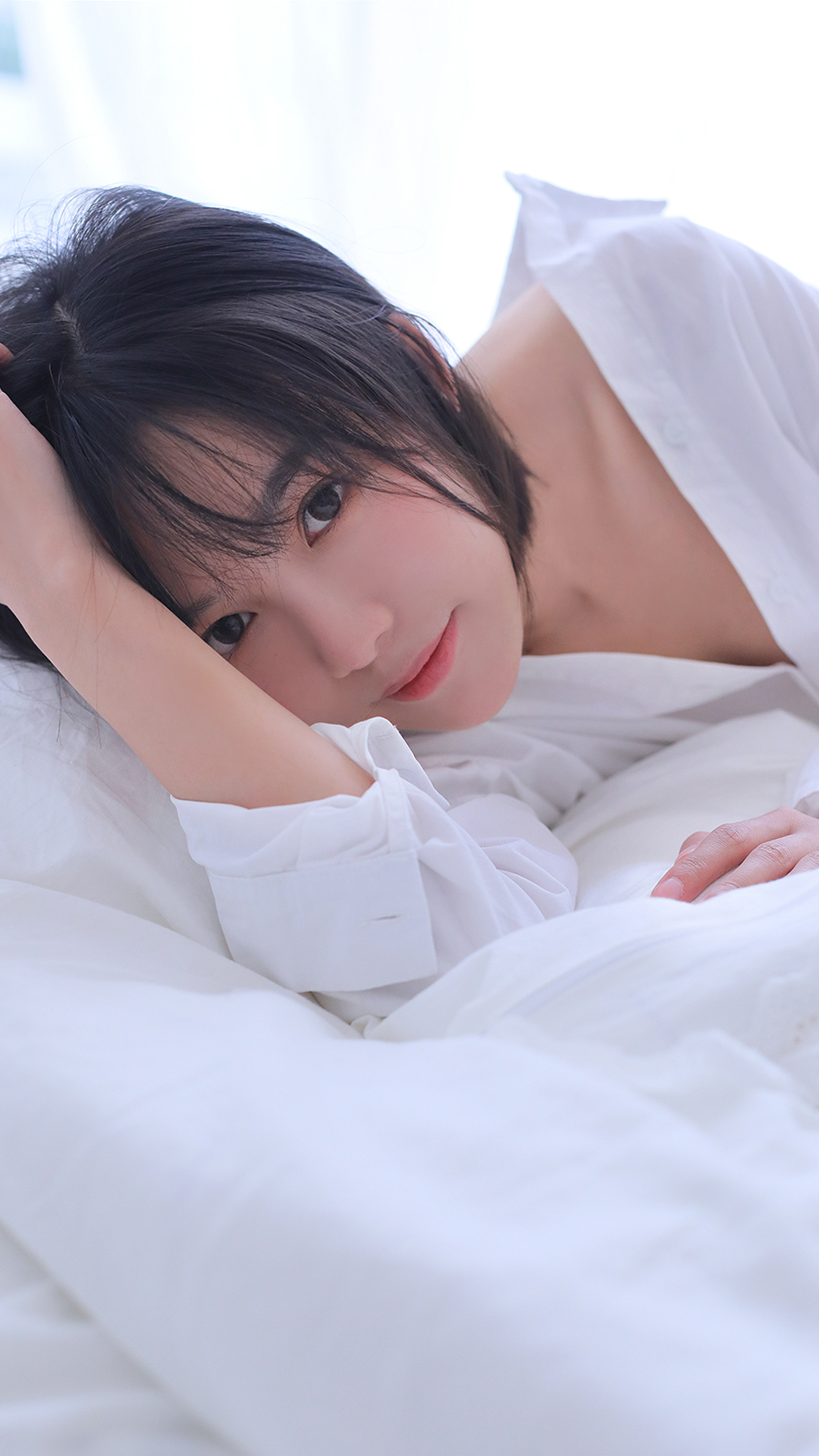 干练白衬衣短发美女