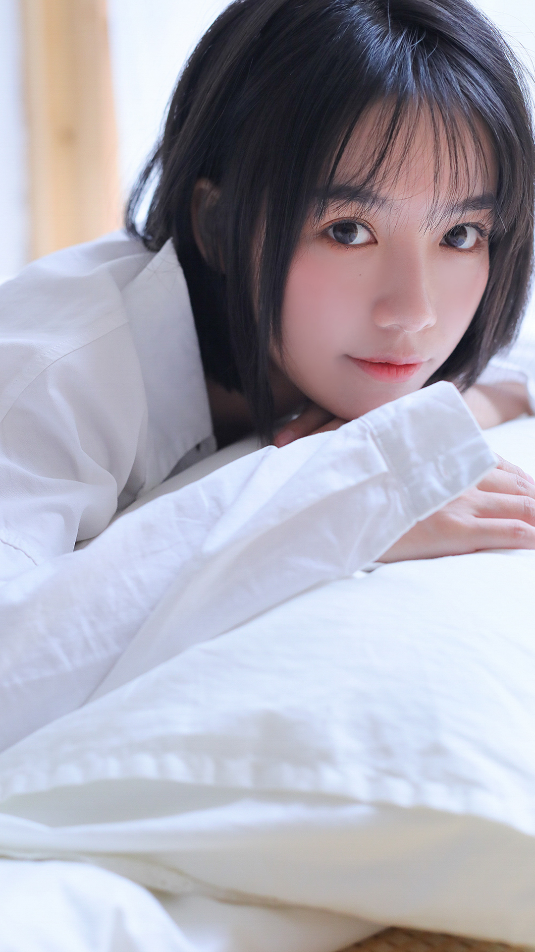 干练白衬衣短发美女