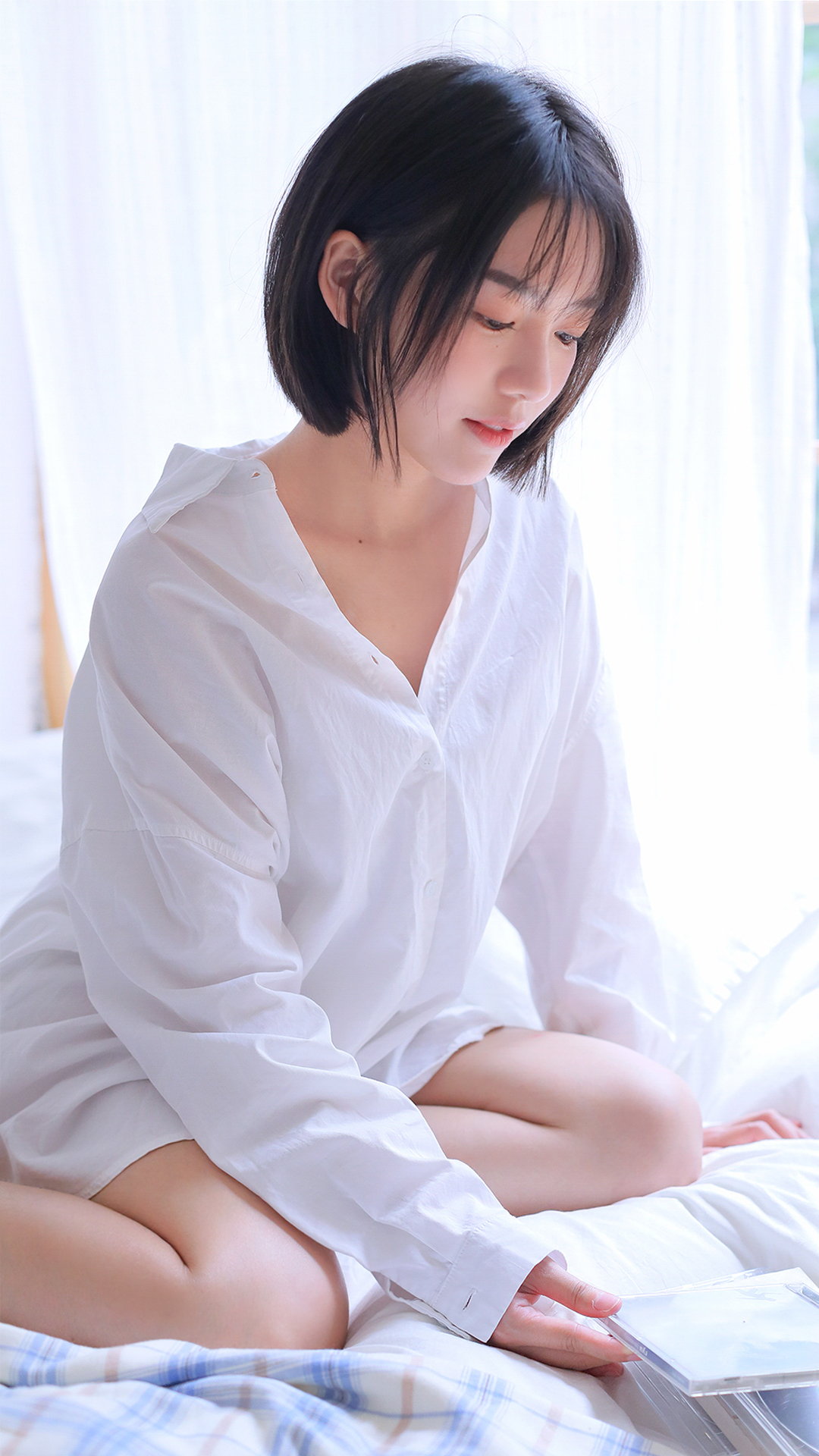 干练白衬衣短发美女