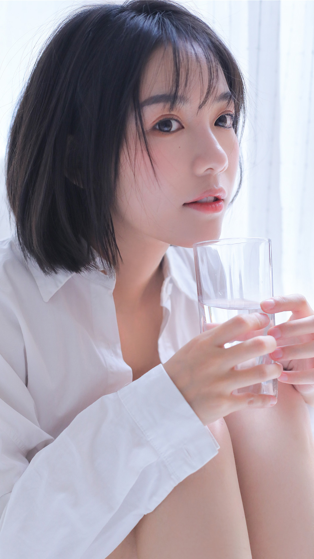 干练白衬衣短发美女