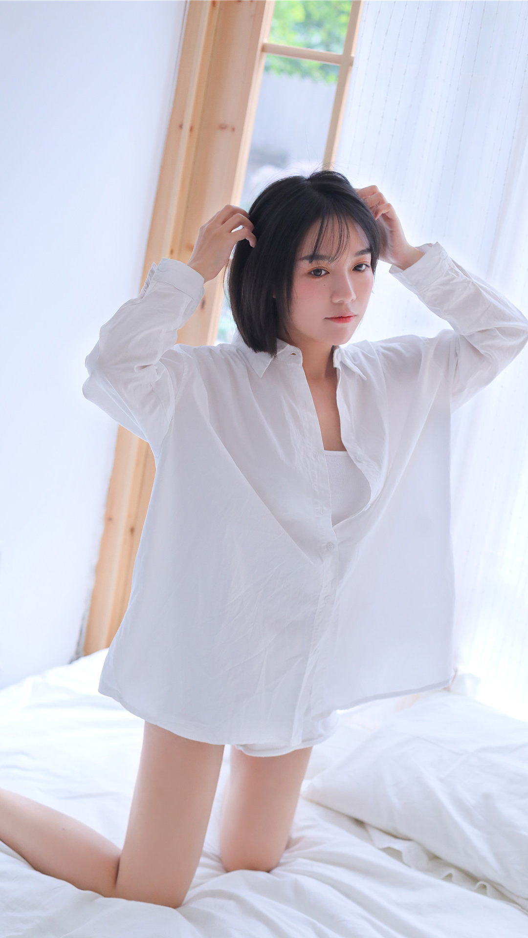 干练白衬衣短发美女