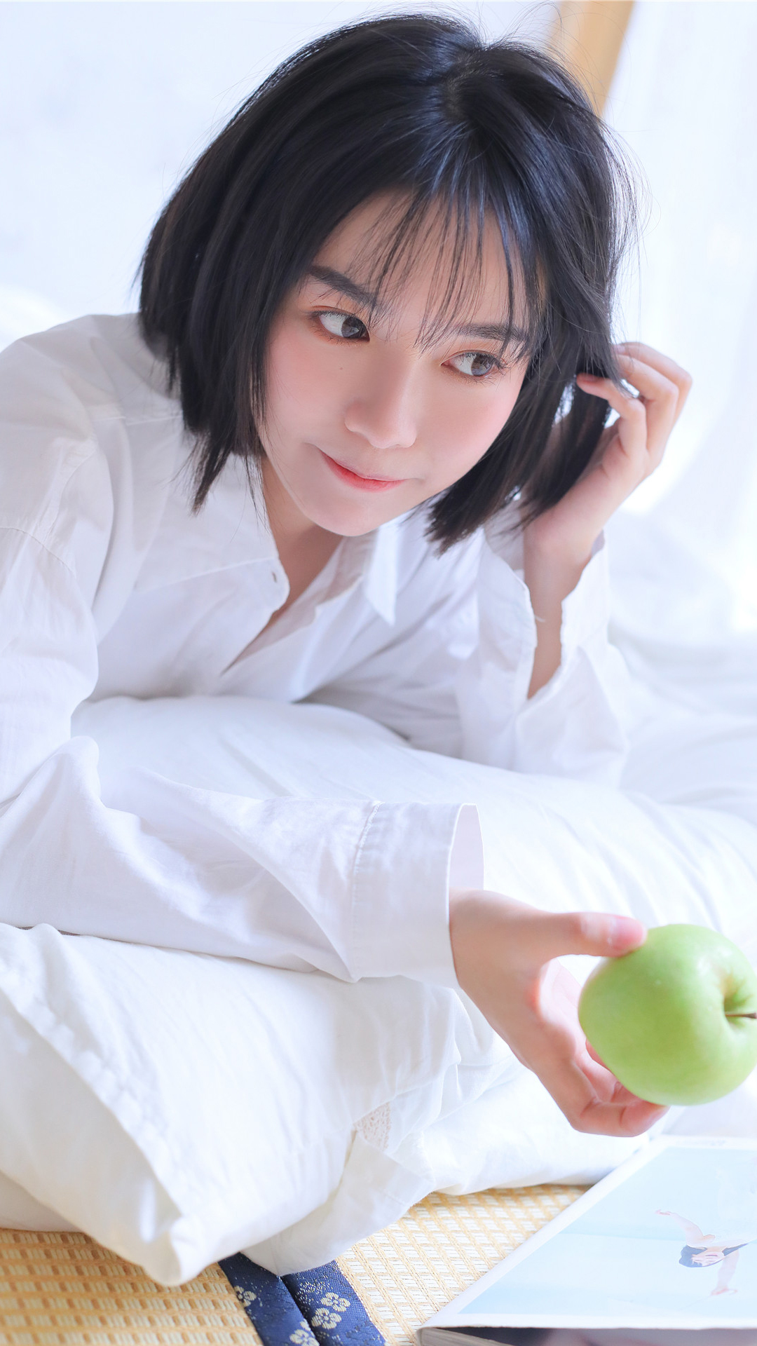 干练白衬衣短发美女