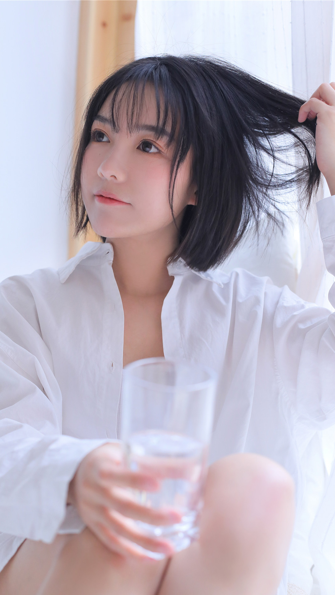 干练白衬衣短发美女