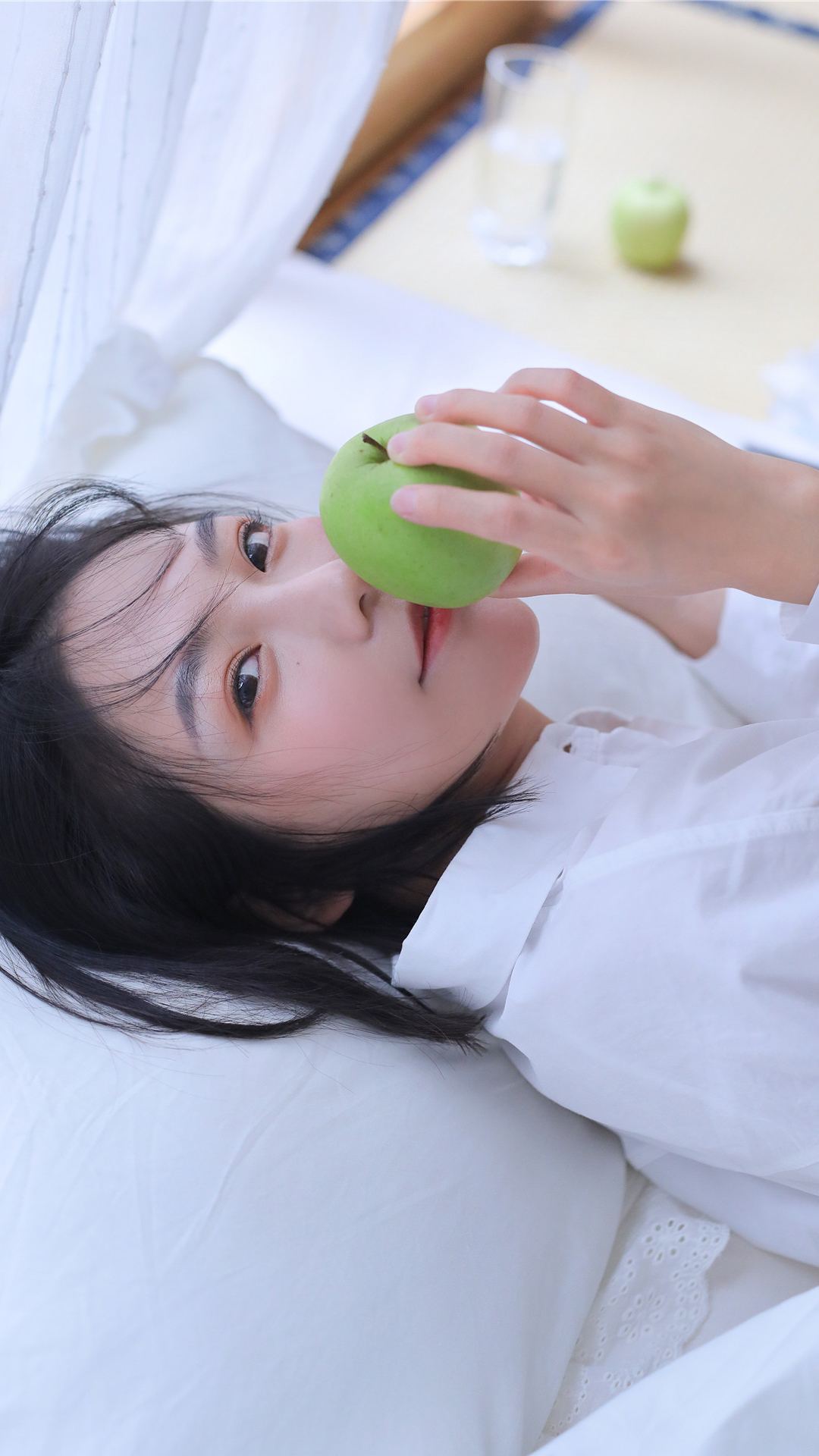 干练白衬衣短发美女