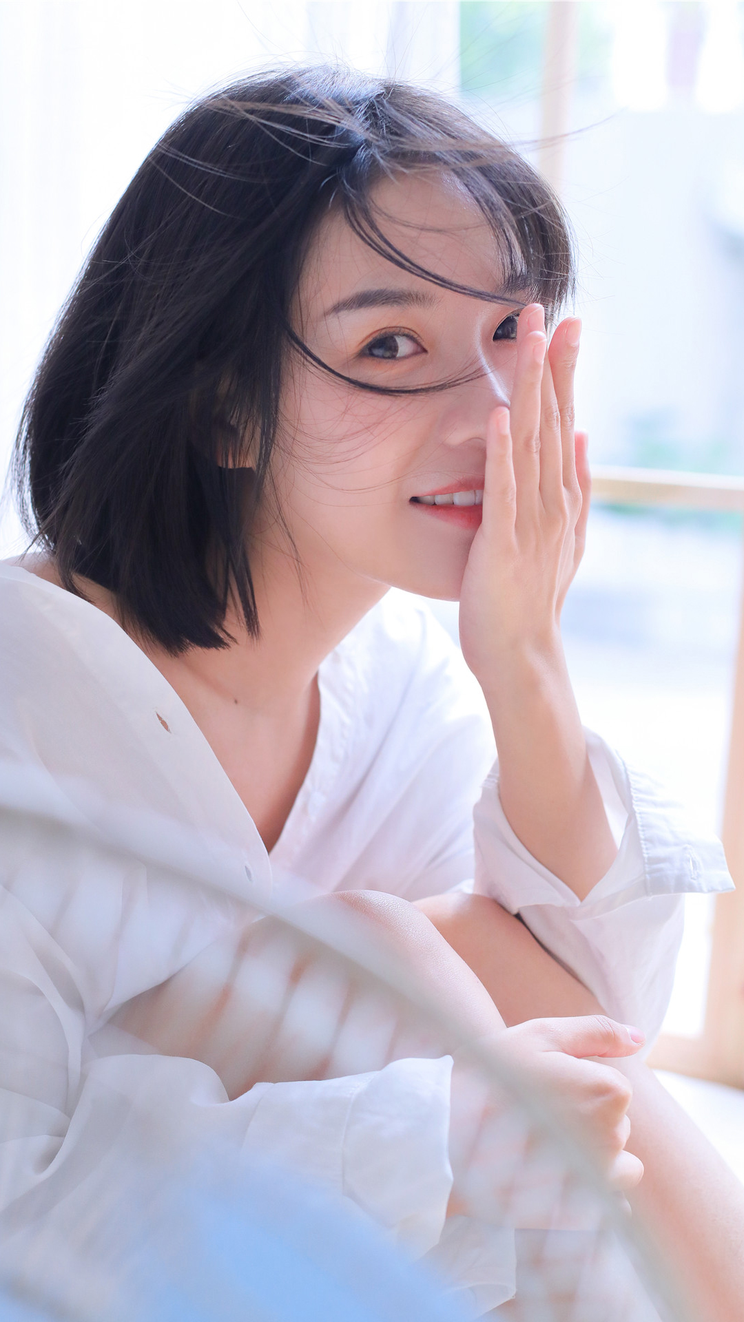 干练白衬衣短发美女