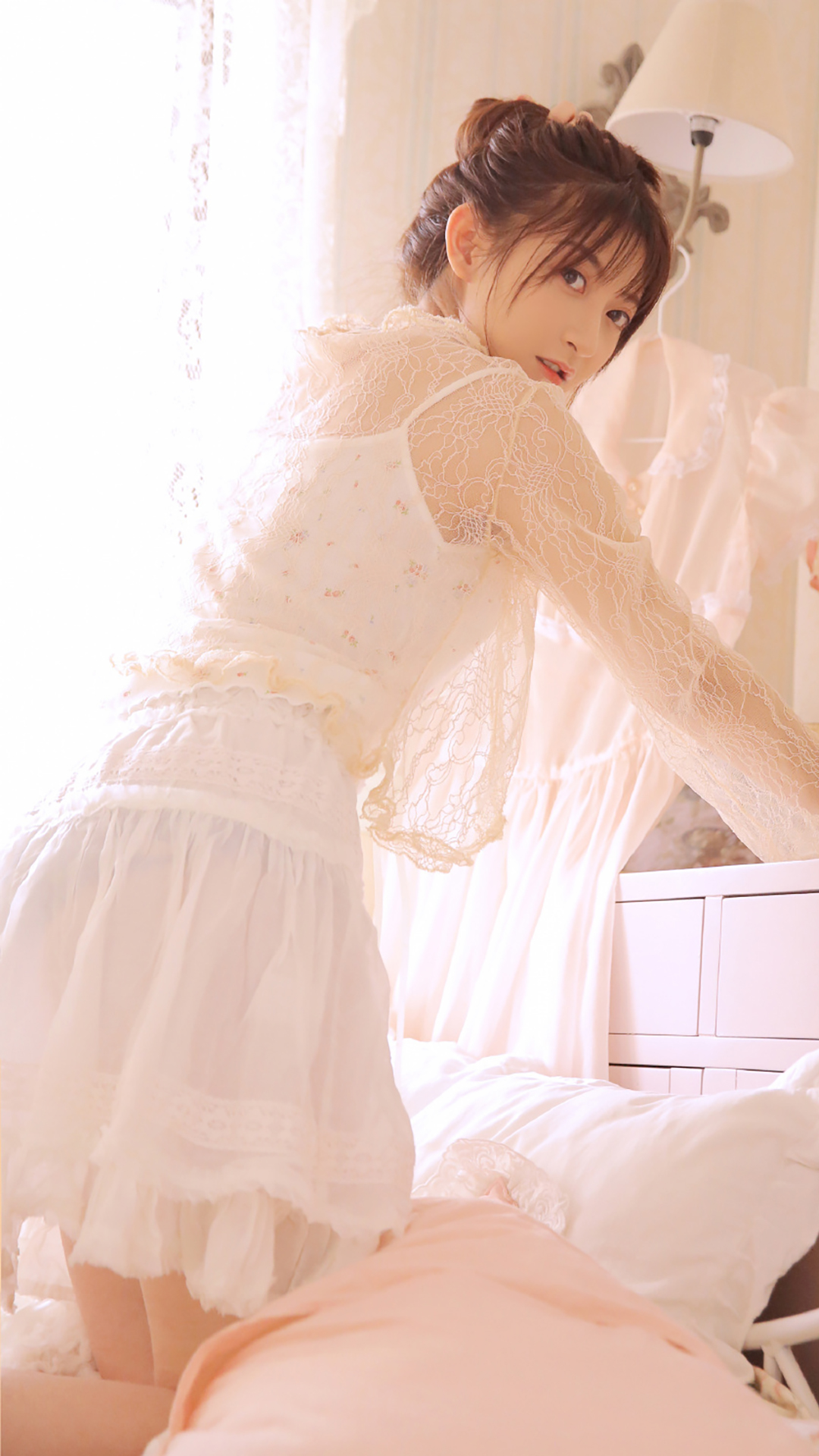 白色蕾丝纱裙丸子头清纯美女  第1张