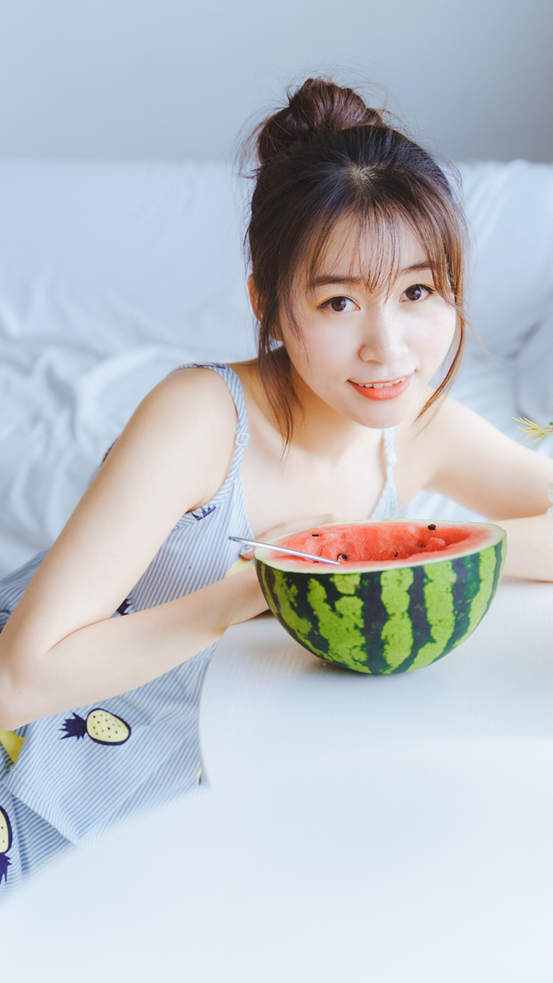 夏季清凉美女性感吊带俏皮可爱写真  第1张