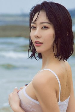 短发气质美女海边沙滩透视比基尼湿身极致诱惑