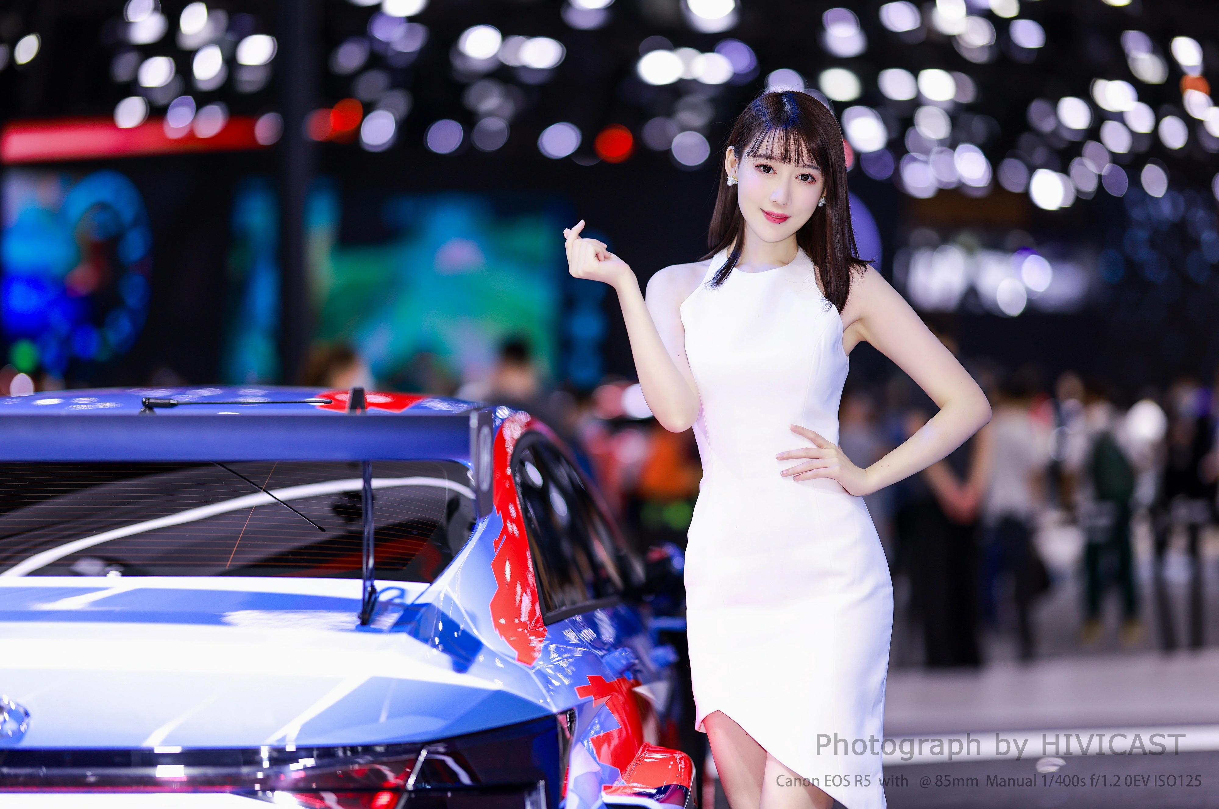 2020广州车展 北京现代联合展台 出镜：小张哥 ​​​​白色连身礼裙优雅大方  第5张