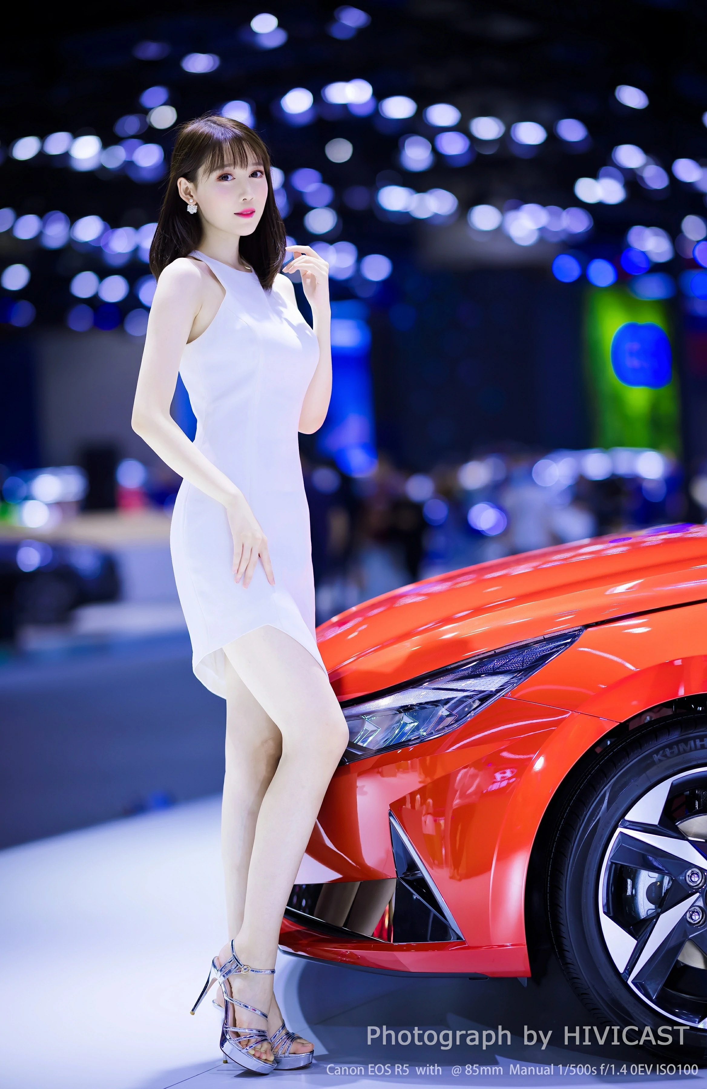 2020广州车展 北京现代联合展台 出镜：小张哥 ​​​​白色连身礼裙优雅大方  第11张