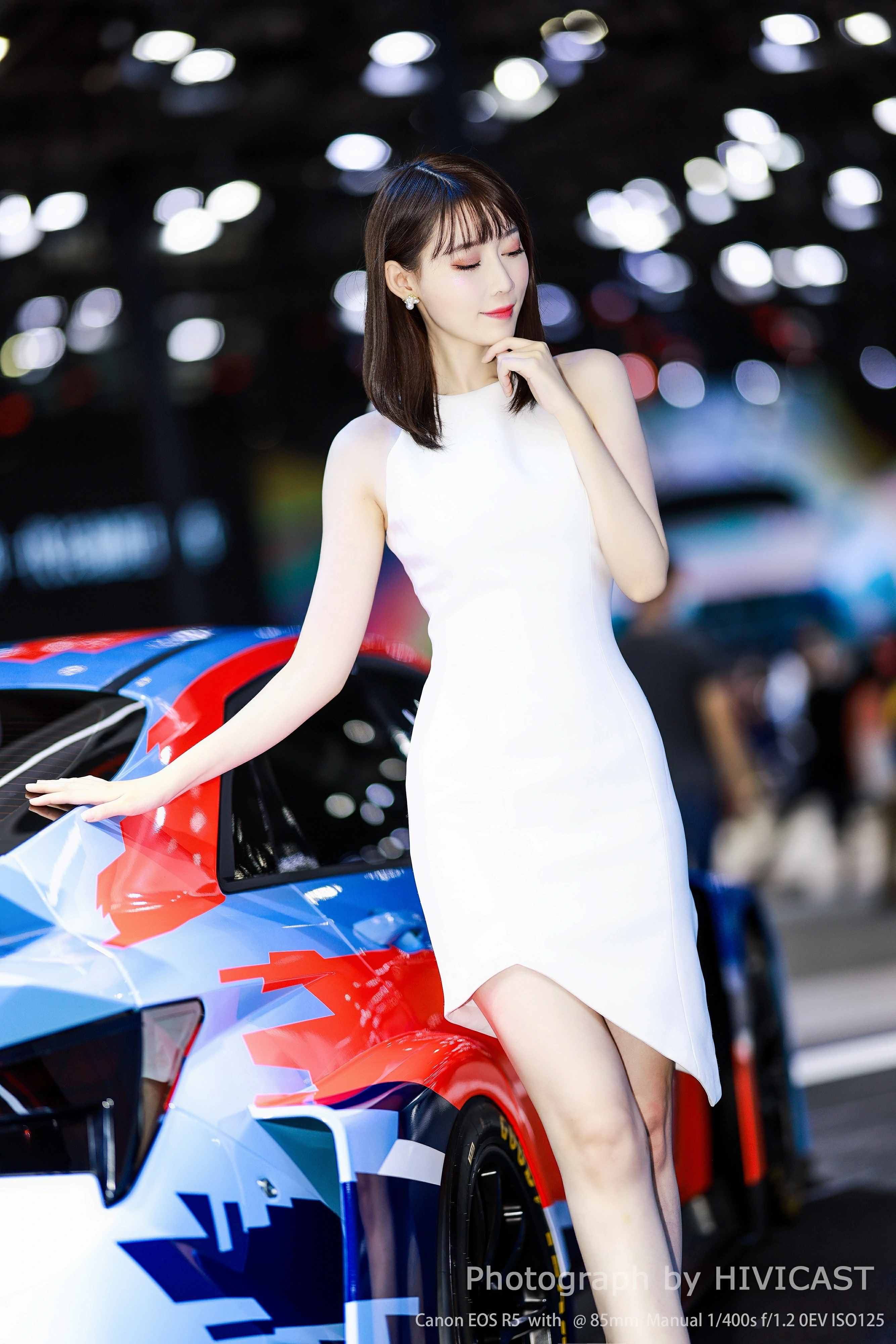 2020广州车展 北京现代联合展台 出镜：小张哥 ​​​​白色连身礼裙优雅大方  第1张