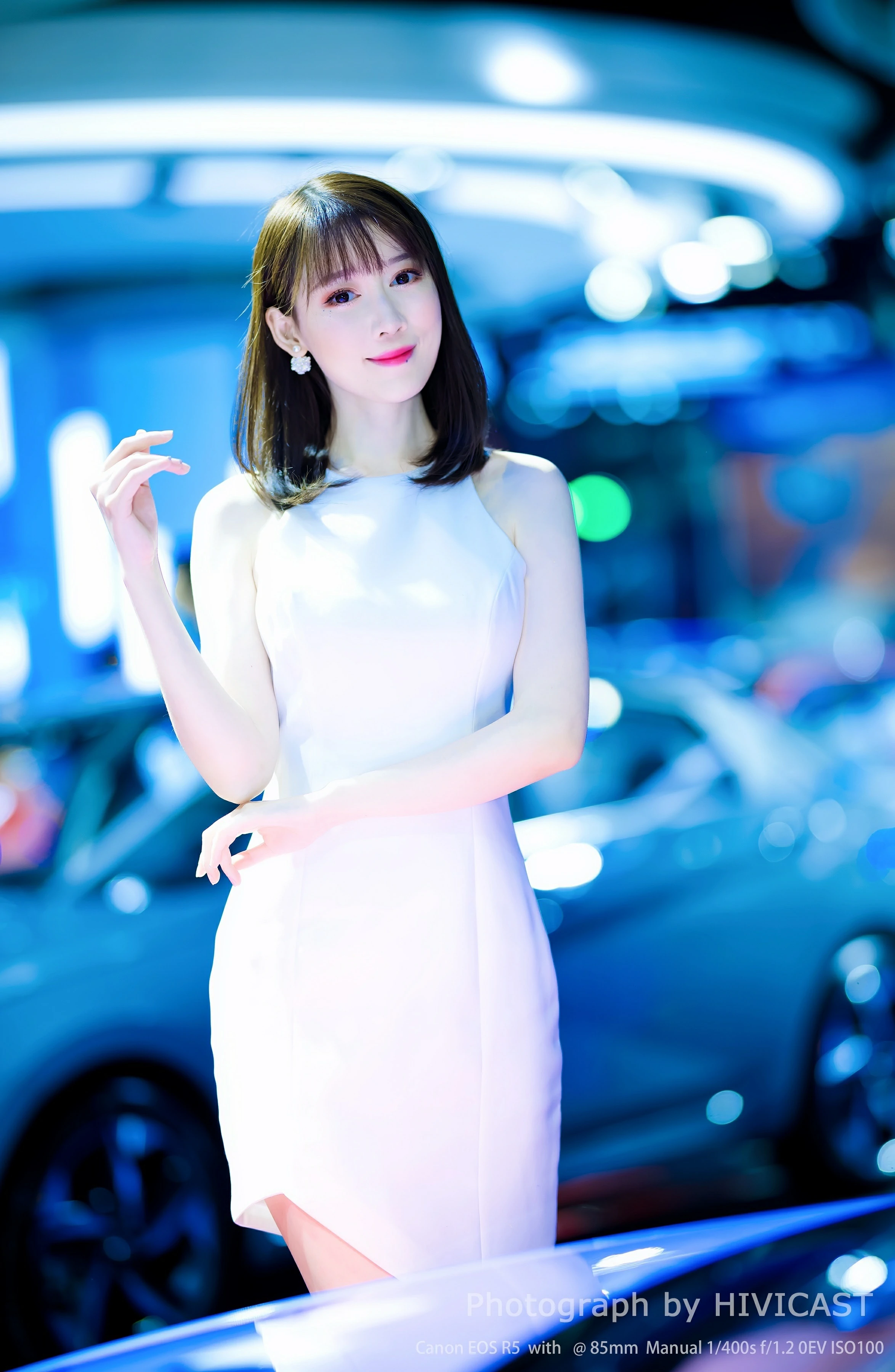 2020广州车展 北京现代联合展台 出镜：小张哥 ​​​​白色连身礼裙优雅大方  第14张