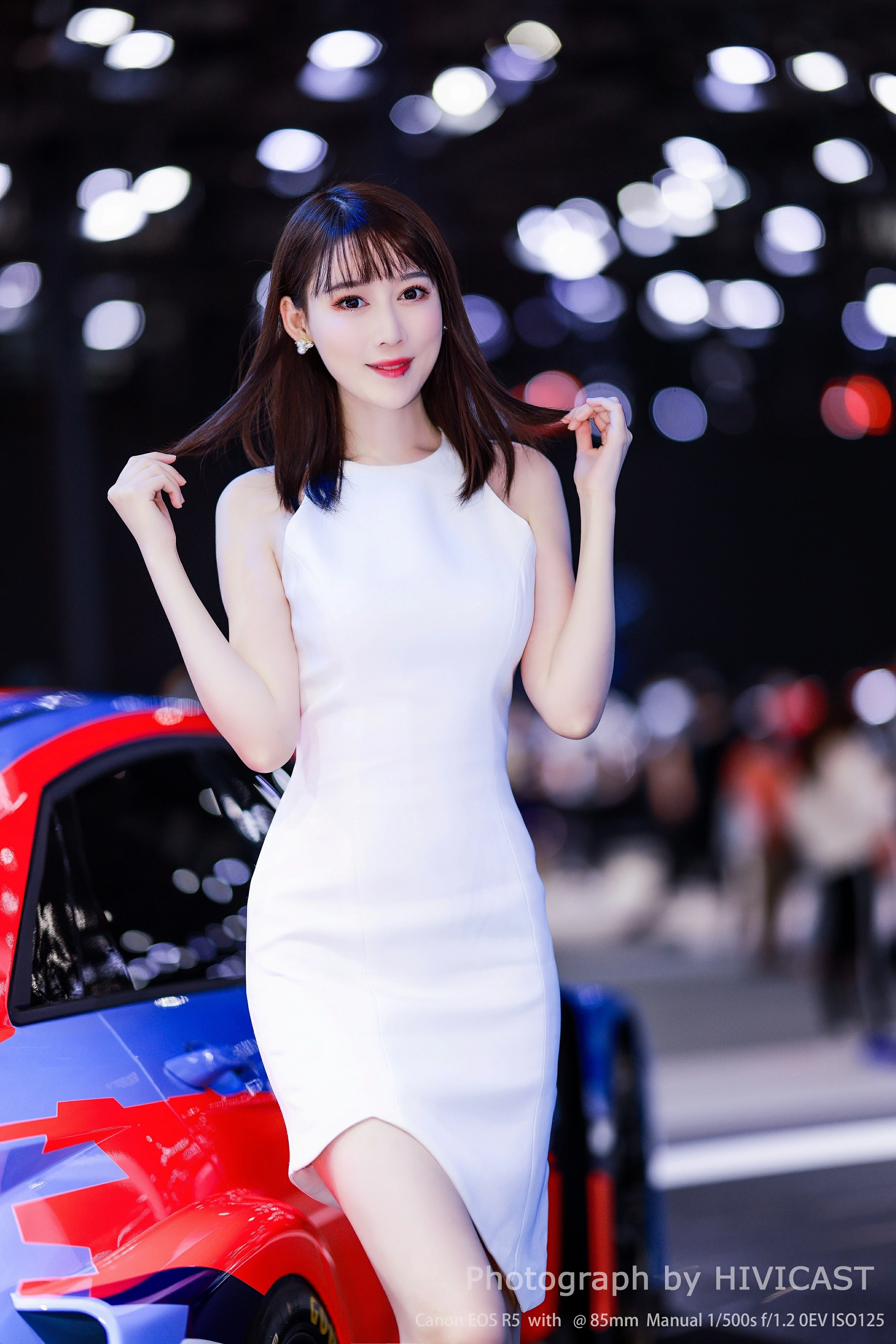 2020广州车展 北京现代联合展台 出镜：小张哥 ​​​​白色连身礼裙优雅大方  第3张